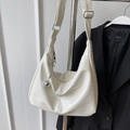 Weiße Hobo-Tasche mit Krokodilmuster, verstellbarem Gurt und silberner Kugelkette - Cremeweiß