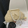 Sac en paille beige avec poignée en perles et chaîne dorée pour le style plage - Style avec Poignée en Perles Artificielles / Avec Accessoire de Poignée / Blanc Cassé