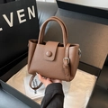 Borsa a secchiello in pelle marrone con grana litchi e doppi manici rotondi - Marrone