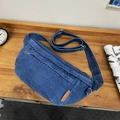 Sac bandoulière en denim bleu avec sangle réglable et écusson de mode vintage en cuir - Bleu foncé