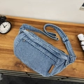 Sac bandoulière en denim délavé bleu clair avec étiquette en cuir et boucle métal - Bleu clair