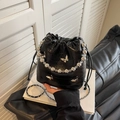 Schwarze Eimer-Handtasche mit Krokodilmuster, Silber-Schmetterlingen und Perlen griff - Schwarz