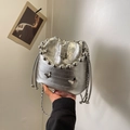 Silberne Beuteltasche in Metallic-Optik mit Schmetterlingsdekor und Perlengriff - Silber