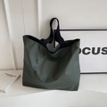 Grand sac fourre-tout minimaliste en nylon vert foncé avec larges bandoulières noires pour femme - Vert