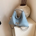 Borsa tote celeste glitterata con fiocco, catena metallica e forma a triangolo unica - Blu