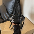 Glänzende schwarze Mini-Beuteltasche mit silbernem Ballonhund-Anhänger und Gurt - Schwarz