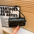 Borsa a cuscino nera lucida minimalista con ciondolo argento e tracolla sottile - Nero