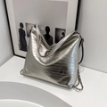 Silberne Tragetasche mit horizontalen Streifen und Schmetterlingsdekor auf weißem Grund - Silber