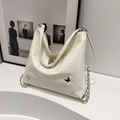 Schicke beige strukturierte Schultertasche mit Schmetterlings-Dekor und Kettenriemen - Weiß