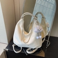 Cremeweiße Tasche aus genarbtem Leder mit Silberkette und Plüsch-Wolkenanhänger - Cremeweiß