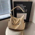 Grote beige geweven hobo schoudertas met zilveren ritsen voor zomerse outfits - Khaki