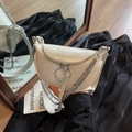 Weiße Satteltasche mit Plissee-Struktur, klobiger Silberkette und Halbmond-Silhouette - Falten-Textur-Stil / Cremeweiß