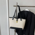 Bolso tote grande de cuero beige y negro con cierre dorado y correa larga de hombro - Blanco