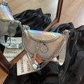 Schicke holografische silberne Satteltasche mit Metallkette und breitem Schultergurt - Laser-Holografie-Stil / Silber