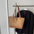 Bolso tote grande de cuero marrón colgado, estilo profesional y minimalista de oficina - Marrón