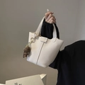 Mini-Eimer-Handtasche in Creme-Beige mit kleinem Bärenanhänger und Kieselstruktur - Mit Strick Bärenanhänger / Gebrochenes Weiß