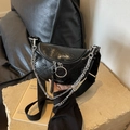 Modische schwarze Satteltasche aus Kunstleder mit Silberkette und Steppmuster - Lack-Falten-Stil / Schwarz