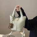 Minzgrüne Leder-Eimertasche mit Bärenanhänger und verstellbarem Schultergurt - Mit Strick Bärenanhänger / Grün