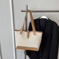 Bolso tote grande de lona beige y marrón con ribete de cuero y hebilla dorada - Caqui