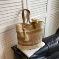 Handgewebte Stroh-Shopper-Tasche in Braun-Natur mit Ledergriffen und Quastenanhänger - Gebrochenes Weiß