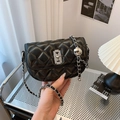 Schicke schwarze Stepptasche mit silbernem Totenkopf-Anhänger und Kettenriemen - Schwarz