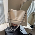 Sac à bandoulière chic en cuir plissé crème avec chaîne argentée pour femme - Blanc Cassé