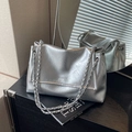Sac fourre-tout argenté métallisé avec texture froissée et bandoulière en chaîne - Argenté