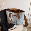Grande borsa tote minimalista in tessuto azzurro con manici e finiture in pelle marrone - Stile Patchwork con Motivo Marmorizzato / Marrone