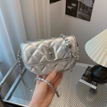Schicke silberne Stepptasche mit verstellbarem Kettenriemen und Metallverschluss - Silber