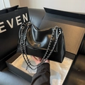 Sac bandoulière plissé noir brillant avec chaîne en argent et logo WEGOCO - Noir