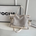 Grande borsa tote in tela beige con finiture in pelle bianca e dettaglio di nappe - Bianco Sporco
