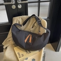 Bolso bandolera de nailon negro en forma de media luna con tiradores de cuero marrón - Negro