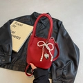 Sac seau rouge à motif litchi avec nœud en perles et breloque cœur sur veste - Rouge