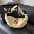 Bolso bandolera de media luna amarillo crema con correa ajustable en banco negro - Blanco Roto