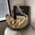 Bolso bandolera minimalista de nailon beige en forma de media luna con correa ancha - Caqui