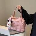 Rosa modische Schultertasche mit großer Kapazität und süßem weißen Plüsch-Anhänger - Rosa