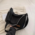 Borsa a tracolla in tela nera con ampia cinghia e manico in corda intrecciata bianca e nera - Nero