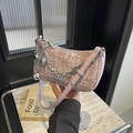 Rosa-weiße gewebte Baguette-Tasche mit Silberkette und süßem Schleifen-Anhänger - Rosa