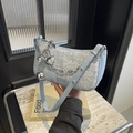 Hellblaue gewebte Schultertasche mit Silberkette und dekorativem Schleifenanhänger - Blau
