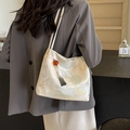 Beige Tote-Tasche im chinesischen Stil mit Stickerei, eleganten Quasten und Blumenmuster - Cremeweiß