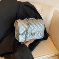 Silberne Stepp-Umhängetasche mit Metallkette und dekorativem Kugel-Detail für Damen - Silber