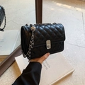 Elegante schwarze Stepptasche mit silbernem Verschluss und verstellbarer Metallkugel - Schwarz