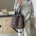 Leopard-Canvas-Tragetasche mit schwarzem Gurt, lässig als Umhängetasche getragen - Kaffeebraun