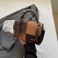 Sac à bandoulière bicolore marron en cuir lisse et daim avec boucle en métal - Café et Marron