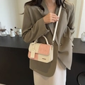Sac à bandoulière contrasté rose et beige avec détails dorés et sangle réglable - Blanc Cassé