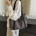 Bolso tote grande de lona con estampado de leopardo y bolsillos laterales para diario - Marrón
