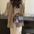 Petit sac carré bicolore chic en cuir marron et patchwork de denim bleu tendance - Café Bleu