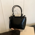 Sac seau noir tendance en cuir verni craquelé avec détail de poignée nouée unique - Noir