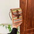 Bunte Mini-Stroh-Umhängetasche für Handys mit Retro-Hornverschluss und Lederakzenten - Regenbogenfarben