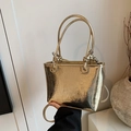 Sac seau doré métallisé avec poignée nouée et texture craquelée pour un look chic - Doré